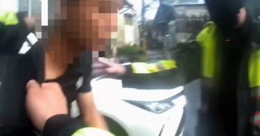 新北市板橋區龍興街一間銀樓 20 日傍晚發生搶案，謝姓男子佯裝試戴搶走金項鍊與金戒指逃逸，於犯案後一小時遭逮。（圖／翻攝畫面）