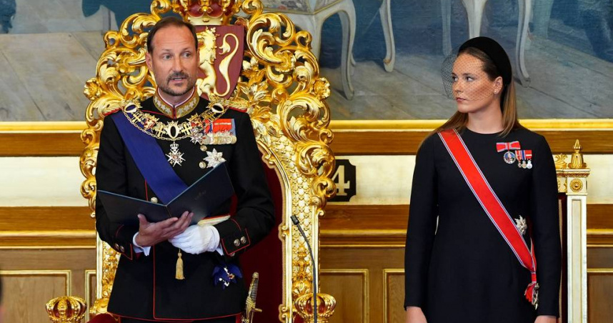 挪威新任國王哈康八世（Haakon VIII）週二在國會宣誓效忠。（圖／達志／美聯社）