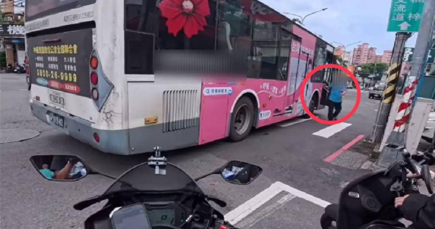公車開到一半竟停路口開戰！　高雄司機怒嗆騎士慘遭停派