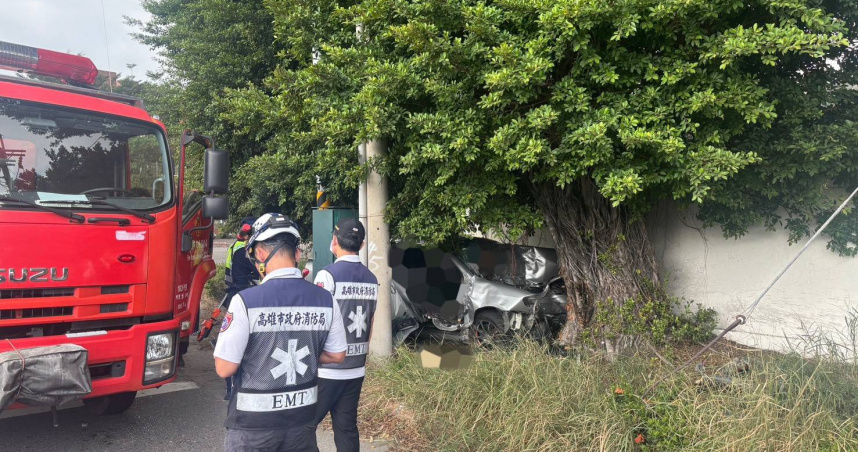 驚悚撞擊！高雄小港男下班返家失控逆向撞路樹困車內慘死
