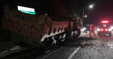 貢寮台2線砂石車逆向撞護欄 車頭全毀!駕駛命大僅擦傷