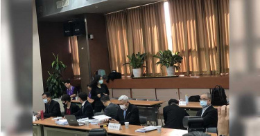 旺中集團董事長蔡衍明已經到場，親自出席聽證會。