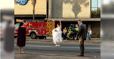 婚禮遇車禍事故…女警喊停「拎婚紗捧花控場」 網友感動讚:最美新娘