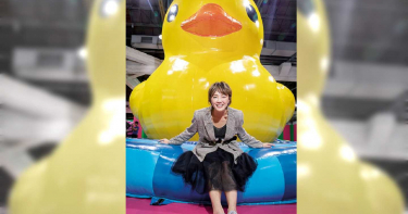 童心噴發 小8把象鼻當情人