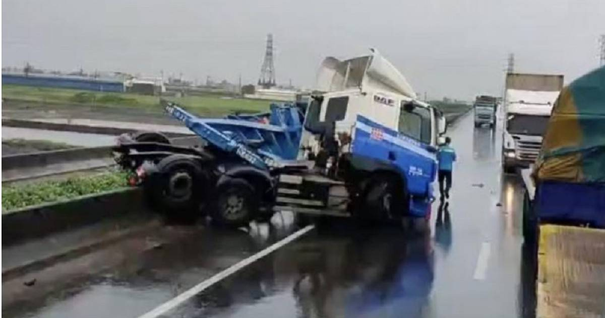 台61線貨車「折甘蔗」自撞護欄翻覆！疑天雨路滑釀禍 害堵3公里 | 社會 | CTWANT
