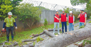 新竹市2日一早最大陣風達10級，成功路一帶路樹倒塌，所幸無人受傷，狀況也迅速排除，代理市長邱臣遠2日一早前往勘災。（圖／新竹市政府提供／中國時報王惠慧新竹傳真）