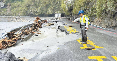康芮颱風期間帶來驚人雨勢，天祥測站單日雨量大到1232.5毫米，遠高於2005年龍王強烈颱風746.5毫米，部分災情更甚於0403地震。圖為長春祠停車場路面遭嚴重掏空。（圖／太管處提供／中國時報王志偉花蓮傳真）