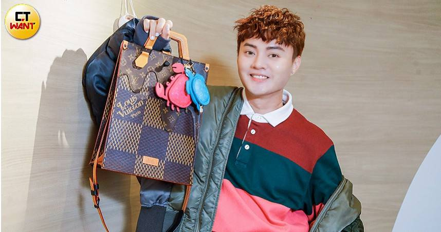 許富凱接受搜包專訪，介紹隨身攜帶的好物。（圖／趙文彬攝）