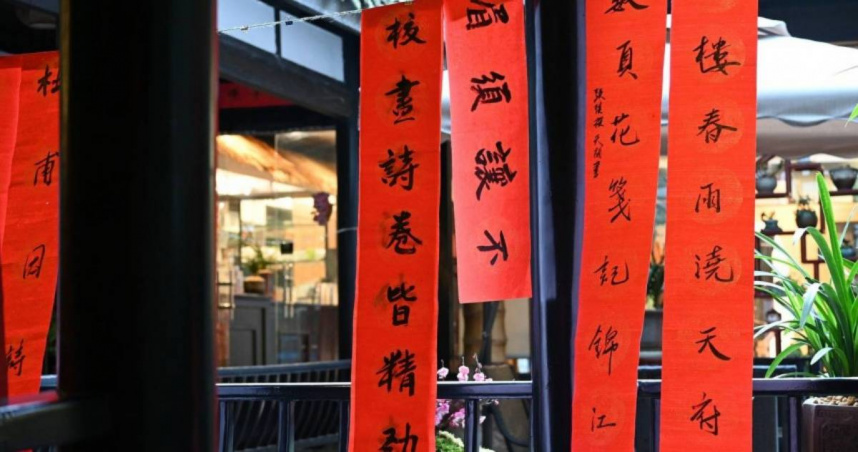 農曆春節，不少人都會在門上貼春聯。（示意圖／Pixabay）