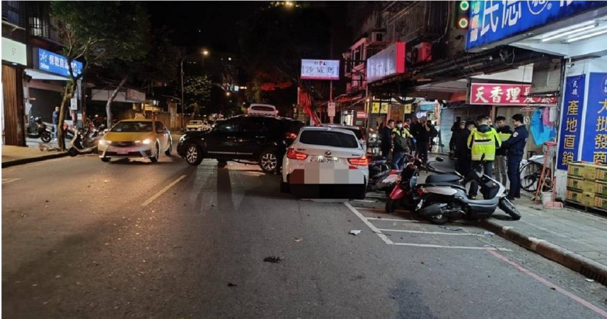 19歲男永和自撞前車再波及6機車。（圖／翻攝畫面）