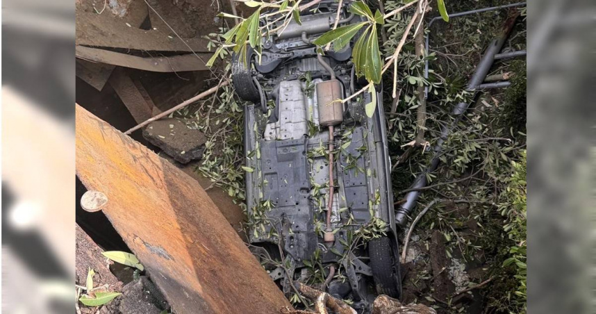 新竹竹東社區廣場突陷3公尺深坑，轎車墜落險象環生。（ 圖／翻攝畫面）