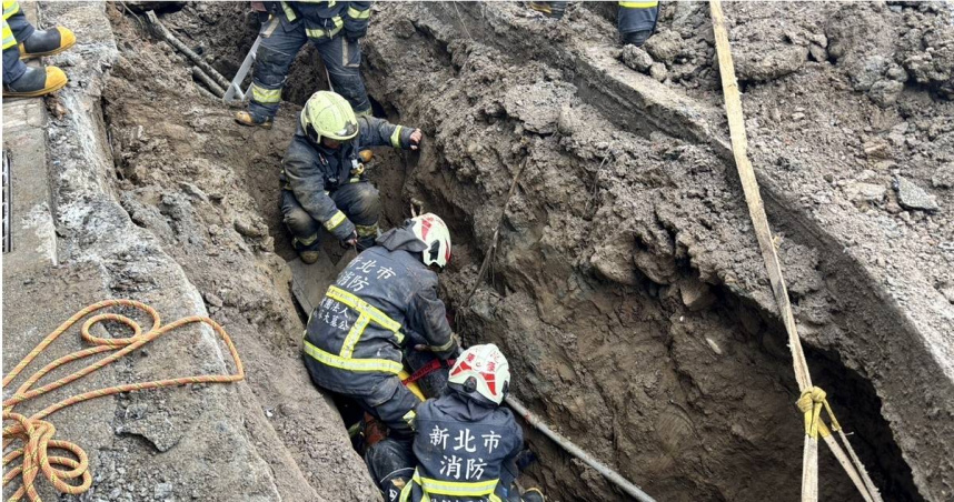 樹林發生工安意外，一工人人受困坍方路面，救出後緊急送醫搶救。（圖/翻攝畫面）