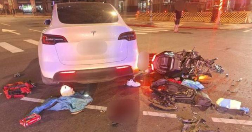 特斯拉行經路口疑違規左轉，導致對向機車閃避不及猛撞噴飛，造成騎士一度命危送醫。（圖／翻攝畫面）