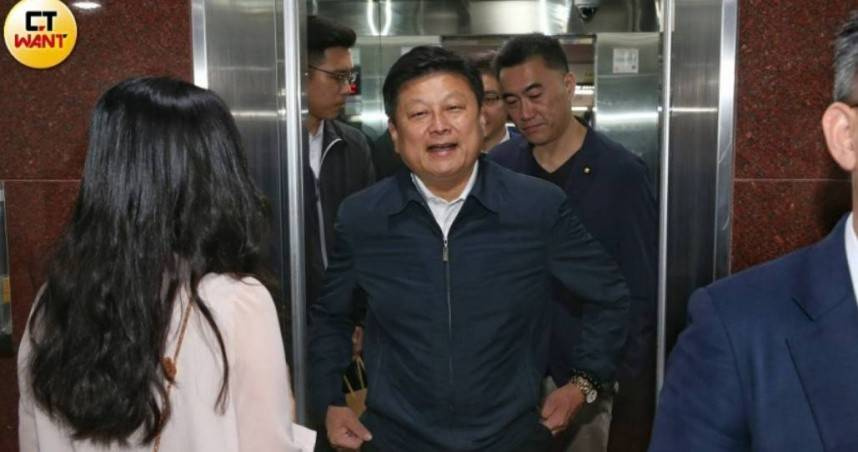 民進黨秘書長林右昌批評國民黨團總召傅崐萁主導推動違憲法案，危害台灣民主。（圖／趙世勳攝）