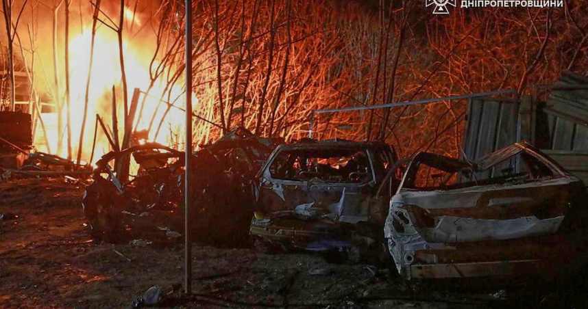 俄羅斯於27日對第聶伯羅發動攻勢後引起火災。（圖／達志／美聯社）