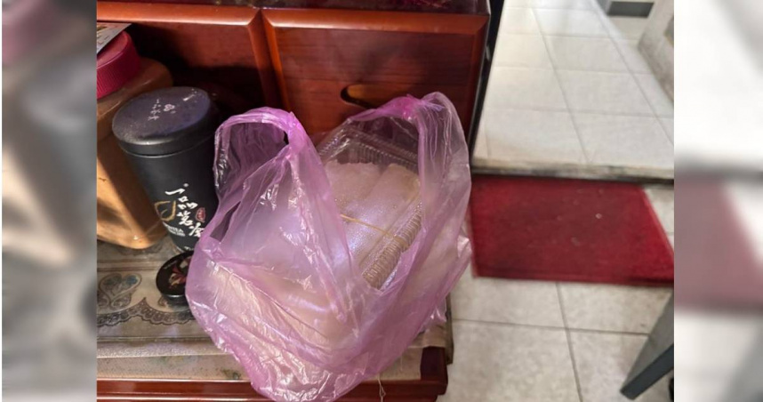 警方在郭姓男子家中尋獲他順手牽羊偷的春捲。（民眾提供／郭良傑台南傳真）