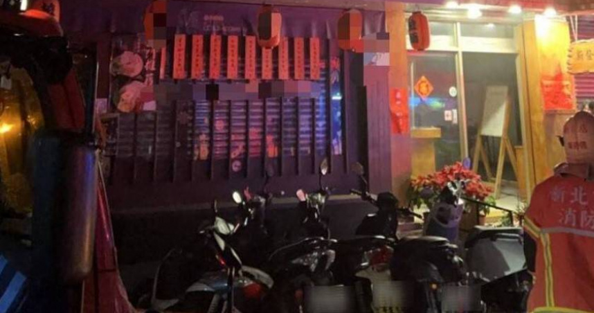 新店1間拉麵店發生火警，導致冰箱燃燒面積約3平方公尺，所幸無人受困傷亡。（圖／翻攝畫面）