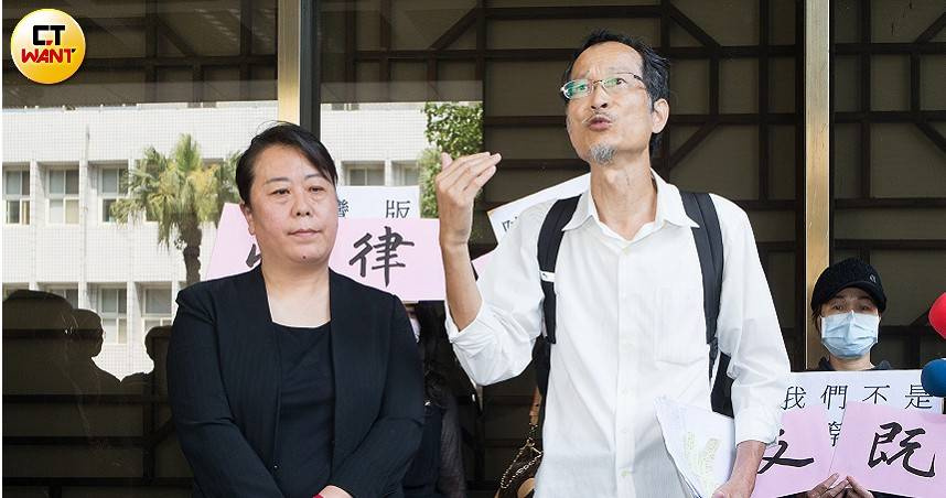 陸配議員史雪燕卸任2年後因國籍問題遭解職，11日在律師李震華陪同下召開記者會，向台北高等行政法院提起行政訴訟。（圖／黃威彬攝）