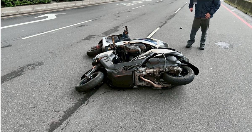 新莊中環路出現排氣管釀車禍，2騎士慘摔所幸僅輕微擦挫傷。（圖／翻攝畫面）