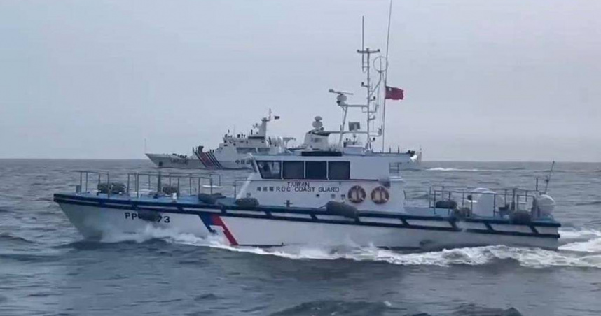 海巡署金馬澎分署第十二巡防區於今（23）日下午2時許再度偵獲4艘大陸海警船出現於金門周邊海域，立即迅速調動巡防艇能量，並前推至限制水域線上部署對應。（圖／海巡署提供）