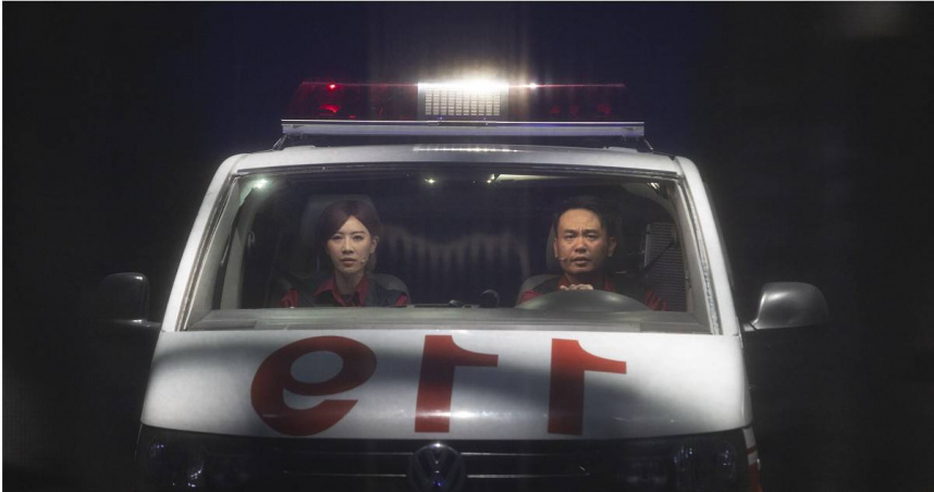 《火神的眼淚》音樂劇把救護車搬上舞台。圖右為楊大正、左為方宥心。（圖／故事工廠）