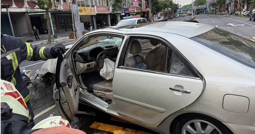 三峽北大國小旁日前發生重大車禍。(圖/翻攝畫面)