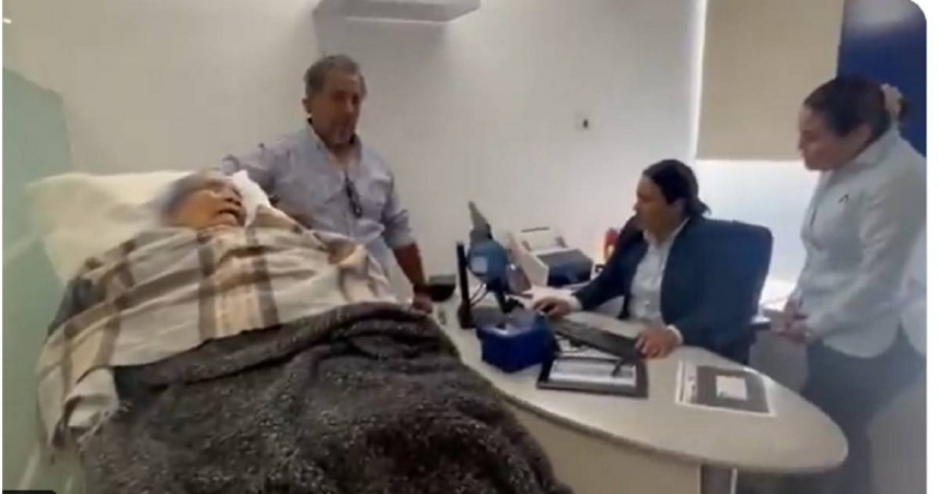 96歲老婦因癱瘓無法自行移動被家人以擔架推進銀行，只為完成身分認證程序。（圖／翻攝自Ｘ）