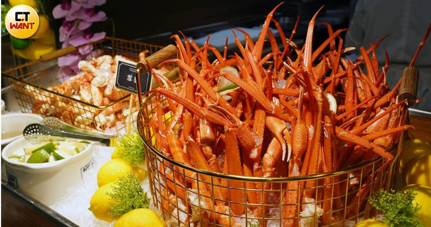 台北喜來登十二廚自助餐廳海鮮季回歸，可以狂吃松葉蟹腳。（圖／魏妤靜攝）