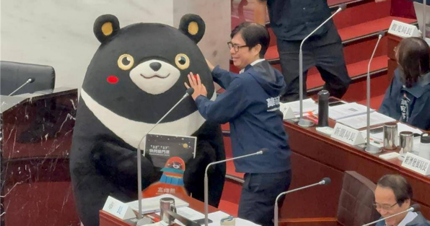高雄市官方吉祥物「高雄熊」近年走遍各大活動，協助行銷高雄有成，也獲得許多民眾喜愛，但近日卻有民眾發現，官方授權業者製作的高雄熊文創商品產地來自大陸。（圖／報系資料照）