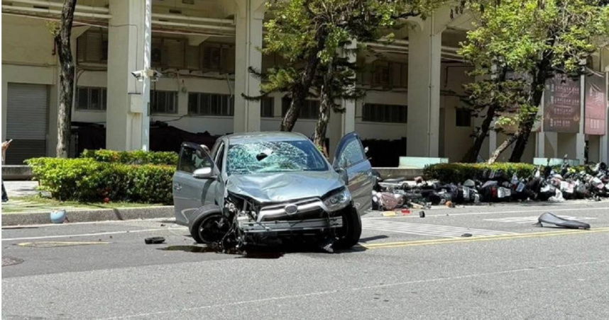 今(8)日下午,台南市76歲劉姓婦人駕駛自小客車,從大學路往西方向行駛時,車輛因不明原因暴衝,一路掃倒路旁停放的29台機車,並造成74歲陳姓單車騎士身亡。(圖/翻設記者爆料網)