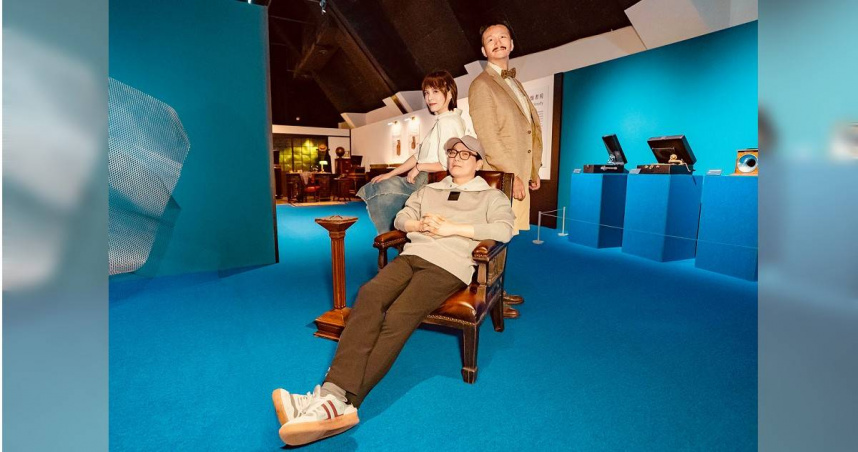 張信哲出借百年老沙發。（圖／潮水音樂提供）