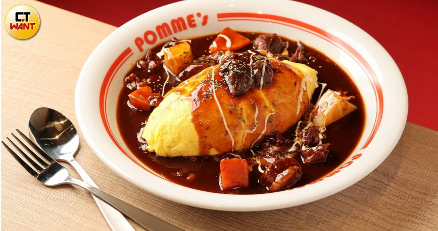「Premium 燉牛肉蛋包飯」的牛肉燉煮得軟嫩入味、蛋包濕潤滑嫩，此口味固定搭配奶油炒飯。（499元／S，圖／林士傑攝）