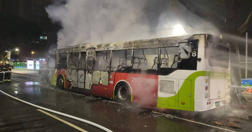 火勢猛烈！電動公車後廂爆炸釀火勢快速蔓延。（圖／報系資料照）