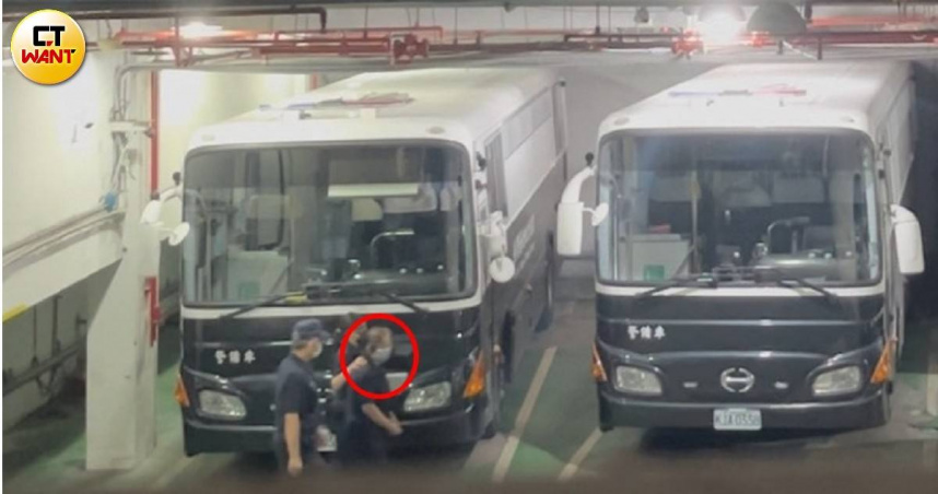 黃呂錦茹（紅圈者）今日遭法院裁定羈押禁見。（圖／高瑀彤攝）