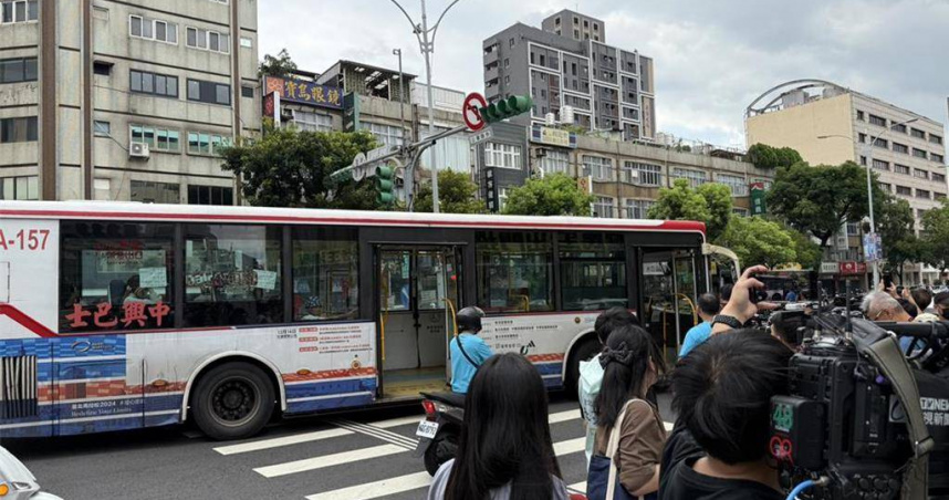 1輛中興巴士公車司機21日經過罷團宣講時，竟將公車停在斑馬線上，更開啟車門，雙手離開方向盤比讚。中興巴士回應，至少會做記過以上的行政處分， 也會再加強執勤期間不應表態政治立場的輔導教育訓練。（圖／報系資料照）