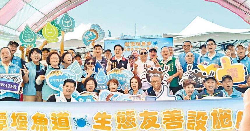碧潭堰生態復育有成，新北市長侯友宜（第二排右五）3日視察碧潭堰魚道設施，了解新設的生態輔助措施。（圖／中國時報高鈞麟攝）