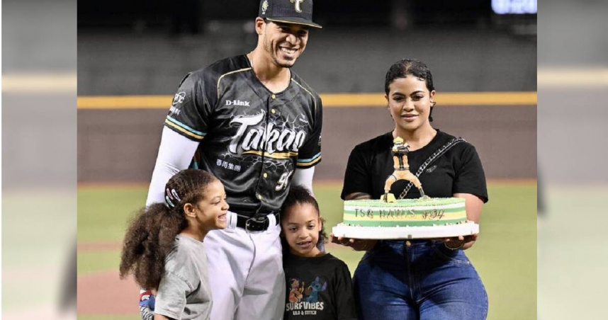 台鋼雄鷹洋將「魔鷹」的妻子18日攜2名愛女搭機來台與丈夫團聚，但飛行途中突然身體不適，在機上就已無生命跡象。（圖／翻攝FB／中華職棒球員工會）