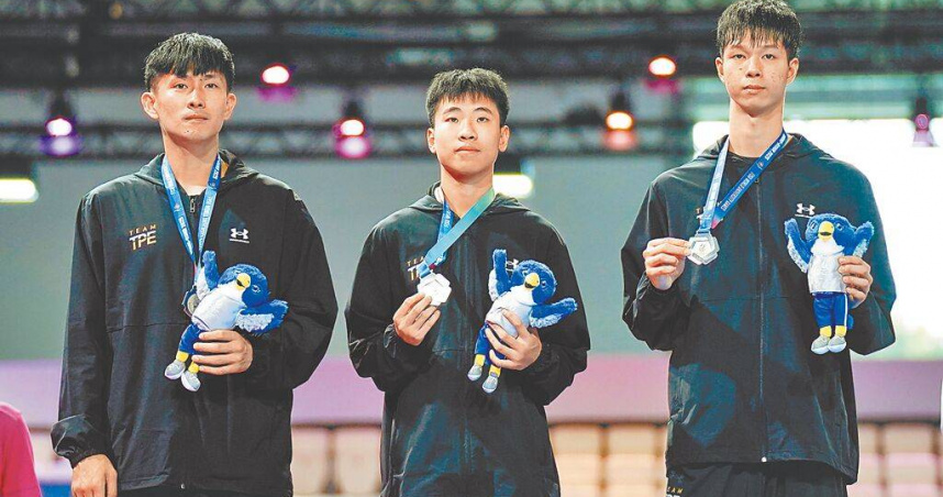 德國萊茵魯爾世大運，中華隊鍾俊傑（左起）、黃卓乘、洪俊義在跆拳道男子團體項目摘下銀牌。（圖／翻攝畫面）