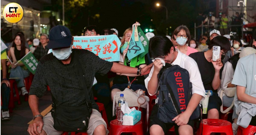 7月26日首波罷免結果出爐,有人歡喜有人憂,部分民眾難免有情緒波動,李俊宏醫師提醒須注意3警訊,並分享調適方法。(圖/劉耿豪攝)