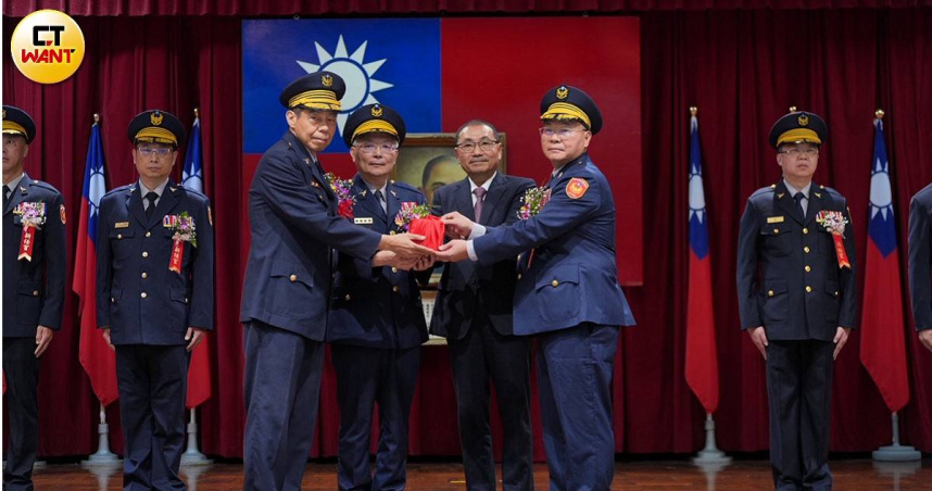 新北市警局1日舉行布達典禮，方仰寧接任警局長，由市長侯友宜親自主持，警政署長張榮興到場監交。（圖／陳柔瑜攝）