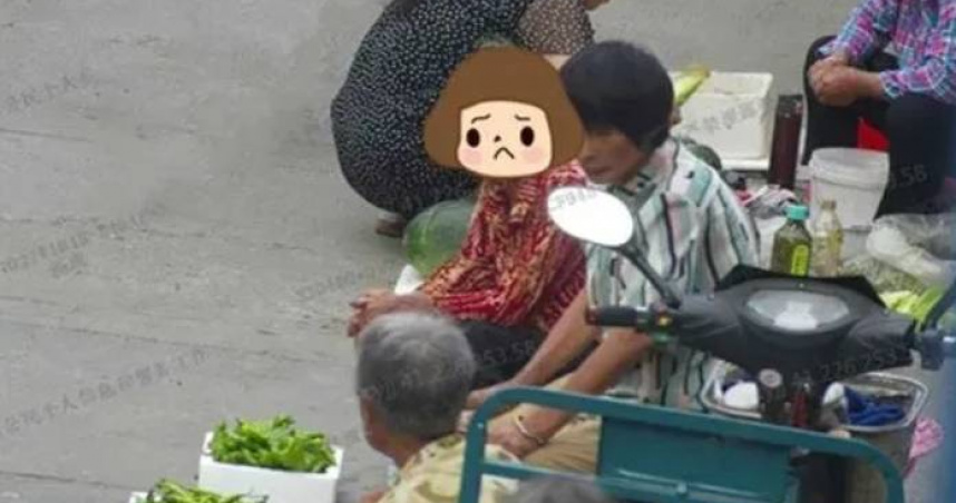 每天準時擺攤的老人卻沒有準時出現，暖心警察救了她。（圖／翻攝自中國日報）