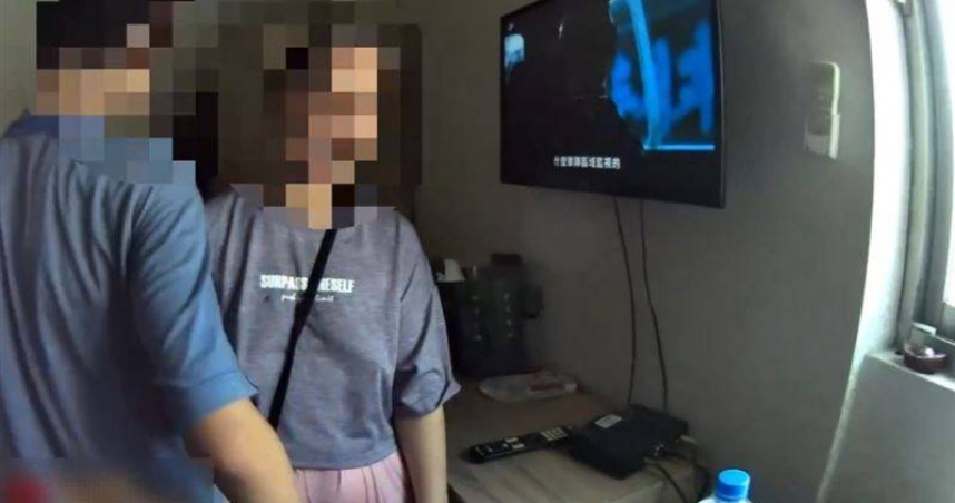 新北五股14歲慢飛天使因母親外出工作心生不滿，在外遊蕩拒絕進食，警方柔性勸說1小時才平安返家。（圖／翻攝畫面）