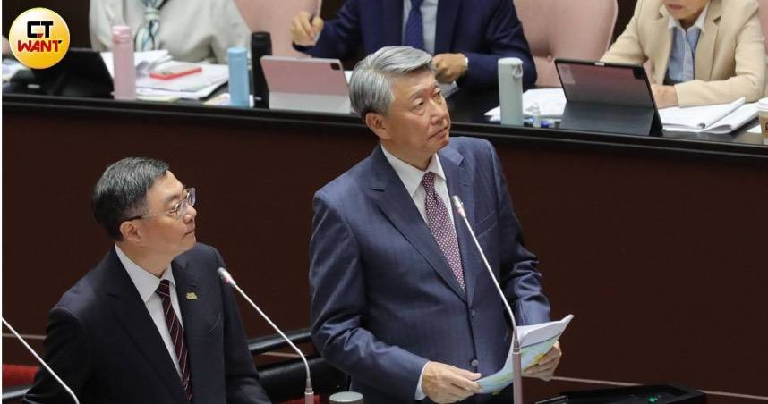 經濟部長郭智輝（右）12日表示，若拿掉屏東民眾「敦親睦鄰費」，看他要不要支持核三延役。（圖／周志龍攝）