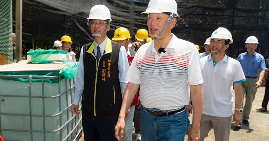 經濟部長郭智輝（右）16日突然勘查柳營區風災受災戶修繕狀況，柳營區長劉發仲（左）陪同。（圖／擷自經濟部水利署網站）