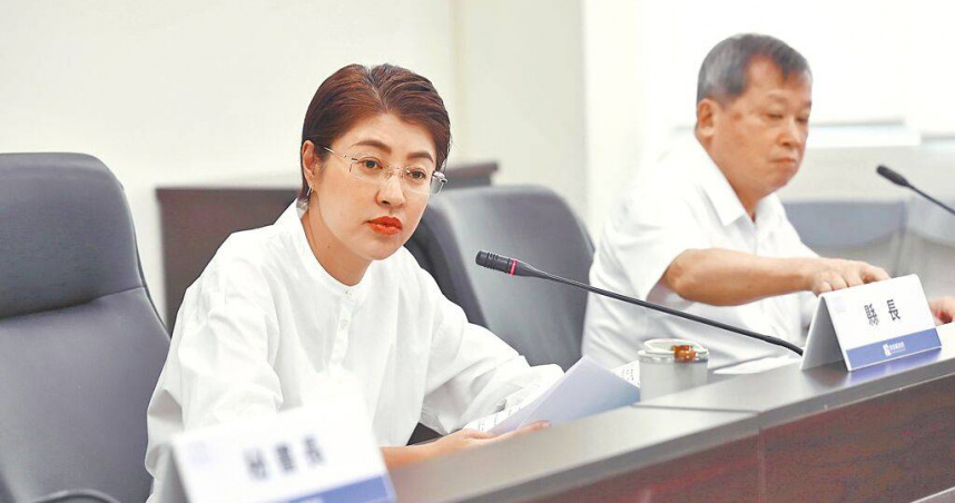 南投縣政府25日舉行縣務會議，縣長許淑華（左一）表示，行政院回編一般性補助款後，縣府可望還清30億元債務，達到「0負債」目標。（圖／南投縣政府提供／中國時報李京昇南投傳真）