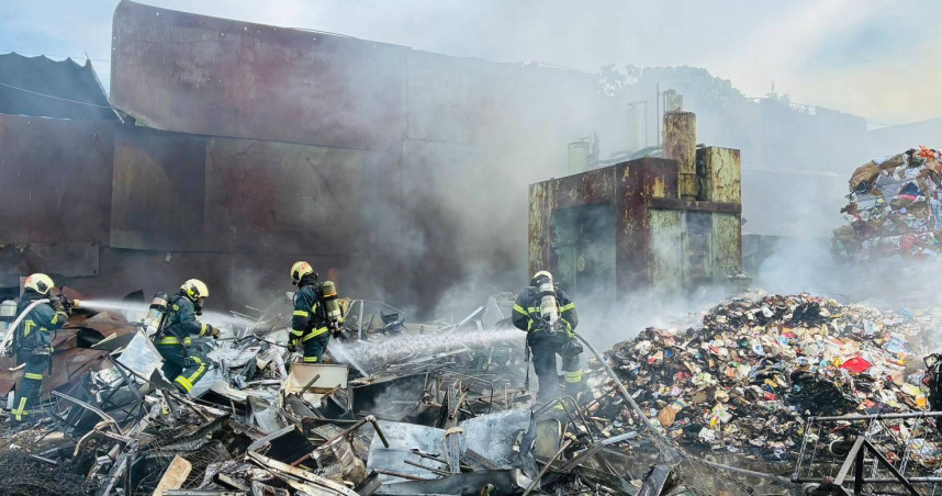 台北市松山區安扁資源回收場今日下午3時24分發生火警。（圖／翻攝畫面）