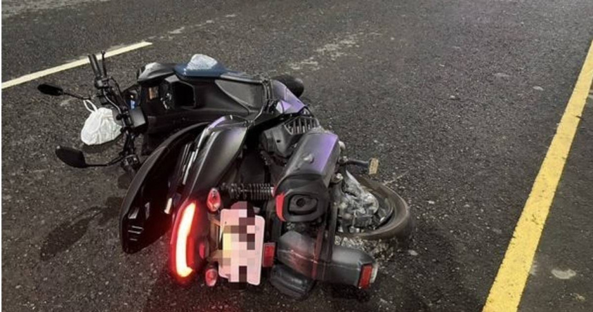 高雄騎士凌晨摔死疑輾水泥塊工程單位遭追責。（圖 ／翻攝畫面）