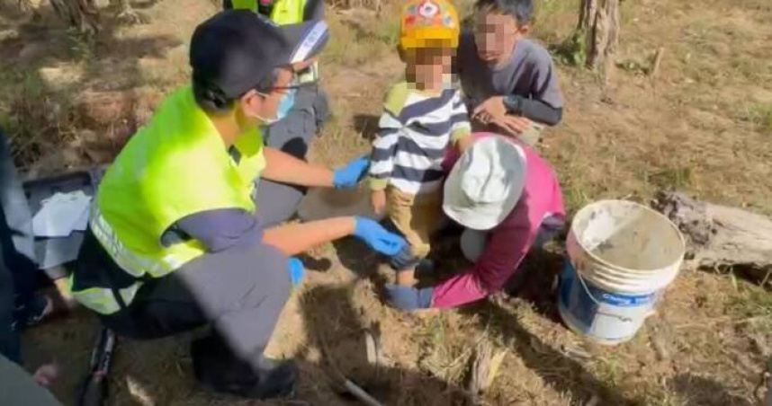 新北市萬里區5歲男童在自家田間玩耍時誤踩阿公設置的捕獸夾，消防員利用破壞工具剪斷繩索救出。（圖／翻攝畫面）