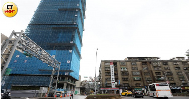 興隆整宅分為350號（右）及正在都更的360號（左），350號住戶不滿己方分配比僅為「50:50」，但隔壁360號高達「64：36」。（圖／方萬民攝）