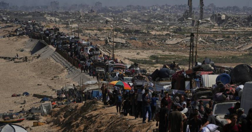 大批民眾想辦法逃離加薩市。（圖／達志／美聯社）